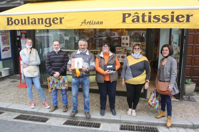 Les heureux gagnants de la fête du pain à la boulangerie pâtisserie