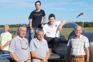 Les jeunes pilotes et, à droite, Bernard Gaudelas, instructeur.