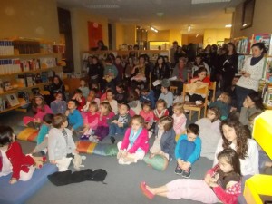 De nombreux enfants accompagnés des parents ont participé à la soirée conte en pyjama, ici à la bibliothèque d'Argenton.