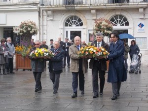 Lors du dépôt de gerbes au pied du monument aux morts d'Argenton.