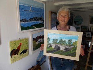 Annie Pichonnet-Guillot, ,présente l'un des ponts à découvrir à l'office de tourisme de St-Gaultier.