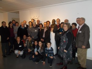 Visiteurs et familles autour du buste de Mauroce Schwob, au musée de la chemiserie d'Argenton.