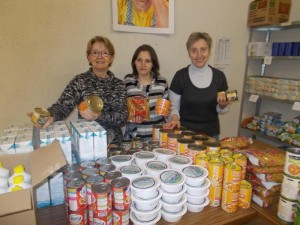 Ici, à Argenton, rue des Baignettes, trois bénévoles des restos du coeur