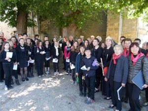 Le groupe qui a participé au stage de gospel, lors de la dernière répétition devant l'église de Saint-Benoît.