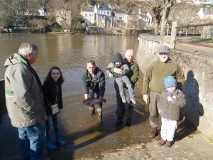 Ici, en aval du moulin du Rabois, lors de la mise à l'eau d'une truite de 3 kg.