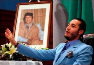 Al Saadi Kadhafi, devant le portrait de son père. Difficile de retrouver une photo de lui sur un terrain de foot !